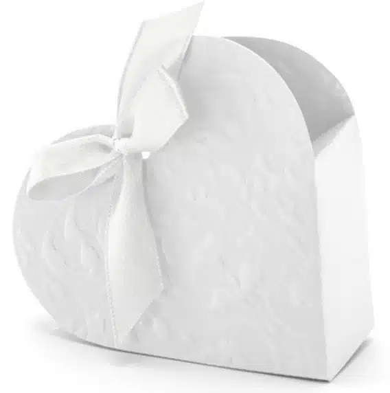 białe pudełeczko z białą wstążką w kształcie serca w ramach podziękowań dla gości