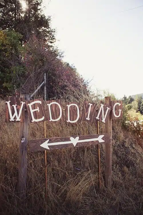 Napis wedding w ślubnym stylu boho na tle suchej trawy
