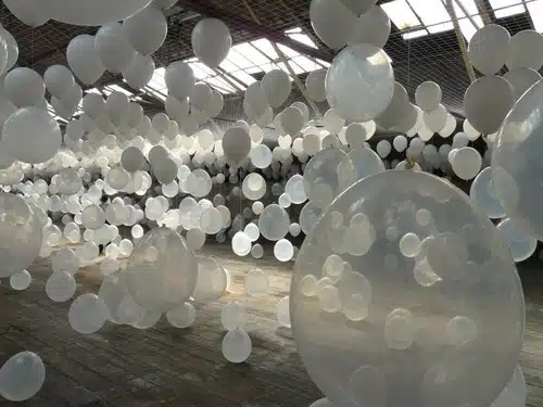 białe baloniki napełnione helem