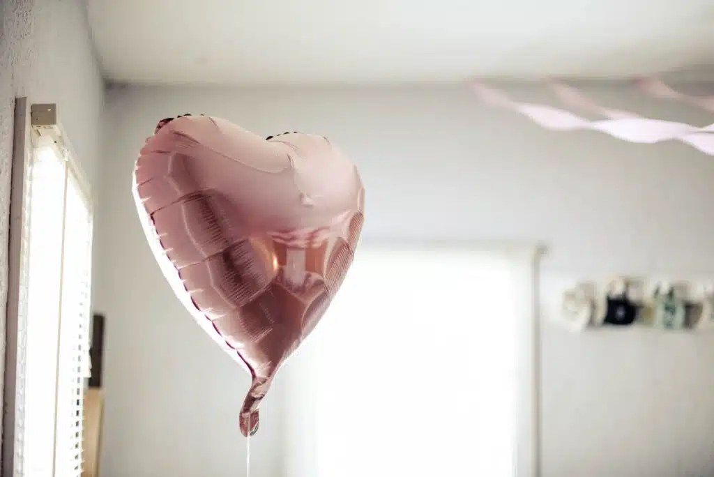 różowy balon w kształcie serca