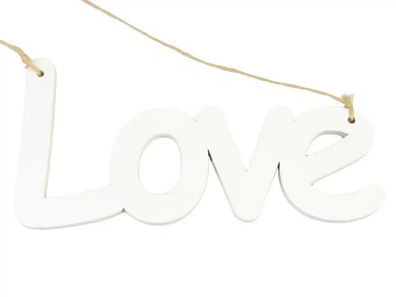 Drewniany napis Love na sznurku