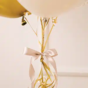 Akcesoria do balonów takie jak wstążki, przylepce, tasiemki czy pompki.