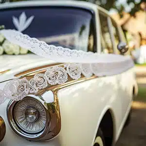 Dekoracje samochodu na wesele, kwiaty, balony i tablice rejestracyjne