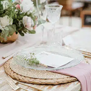 dekoracje stołu komunijnego takie jak serwetki, świece komunijne lub winietki