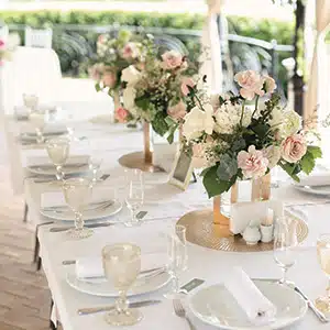 Dekoracje stołu weselnego takie jak obrusy, serwetki, winietki i inne
