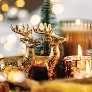 Dekoracje świąteczne złote renifery, świeczniki, ozdoby glamour.