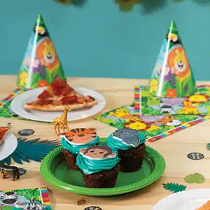 dekoracje stołu urodzinowego takie jak kolorowe talerzyki, kubeczki lub serwetki
