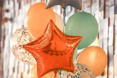 Balony na hel - plusy używania balonów z helem podczas uroczystości