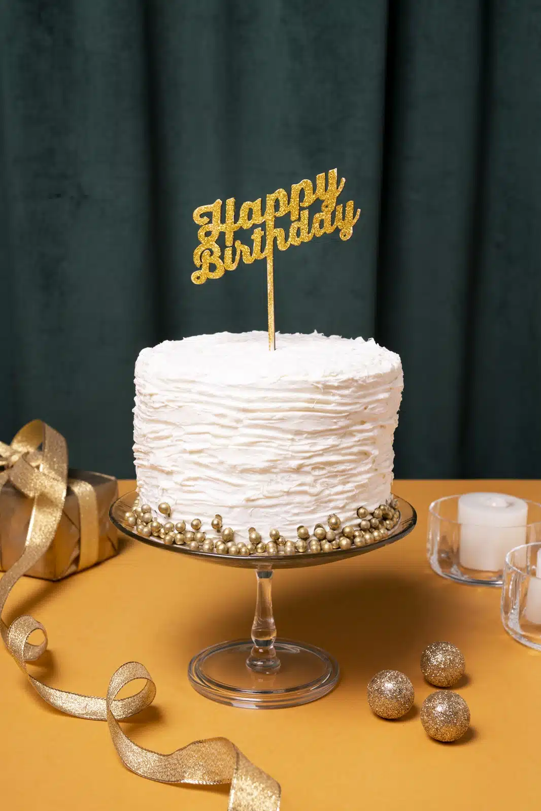 Tort urodzinowy z topperem Happy Birthday