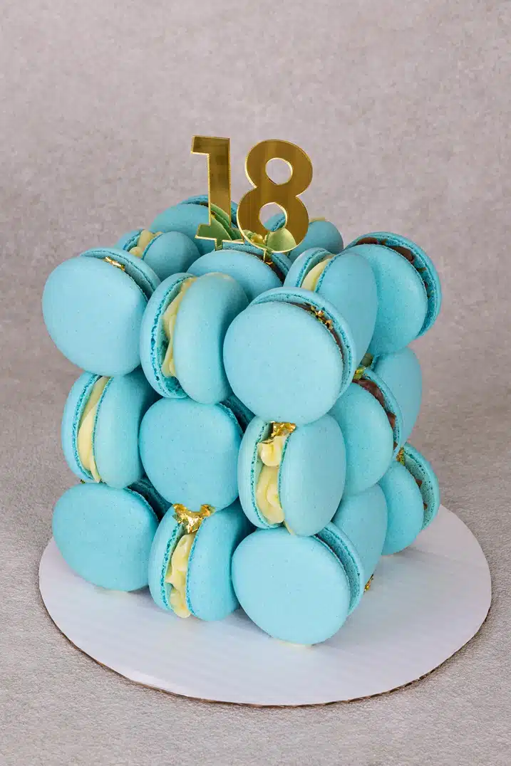 Tort urodzinowy z okazji 18 urodzin ciasteczka makaroniki